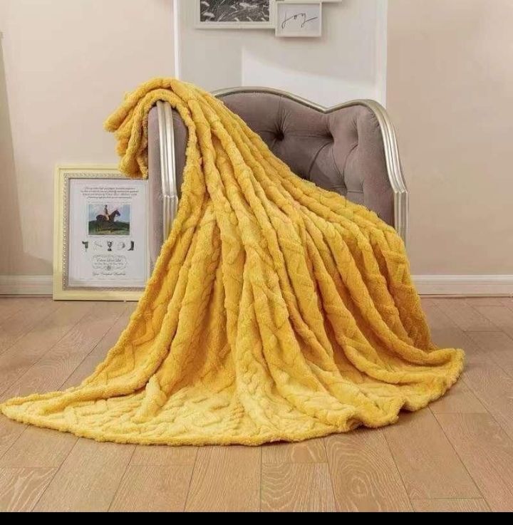 SMTE - Wrap Yourself in Cozy ComfortThe Magic of Fleece Blankets with KeyringYellow