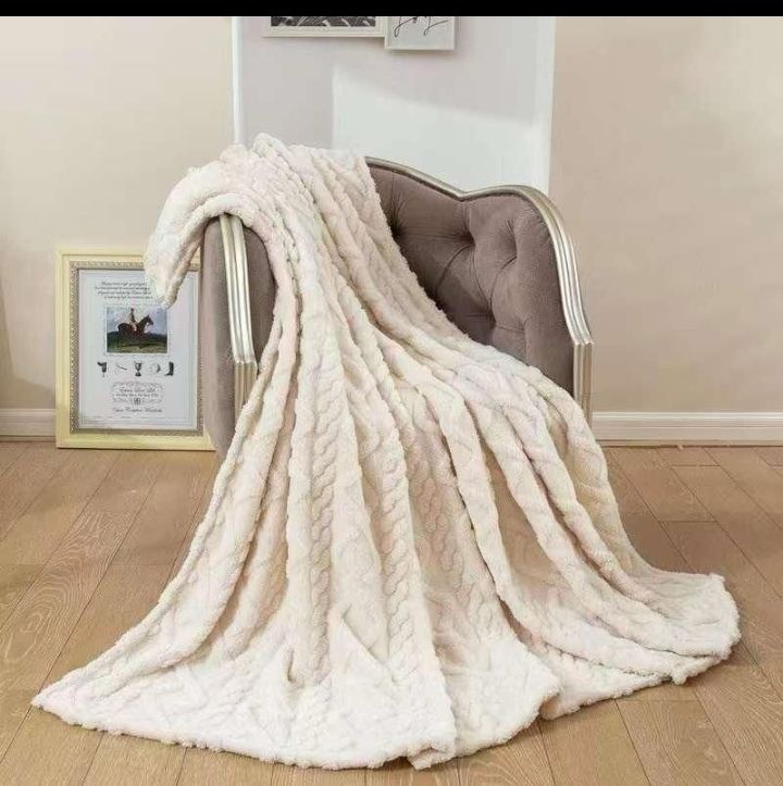 SMTE - Wrap Yourself in Cozy ComfortThe Magic of Fleece Blankets with KeyringCream