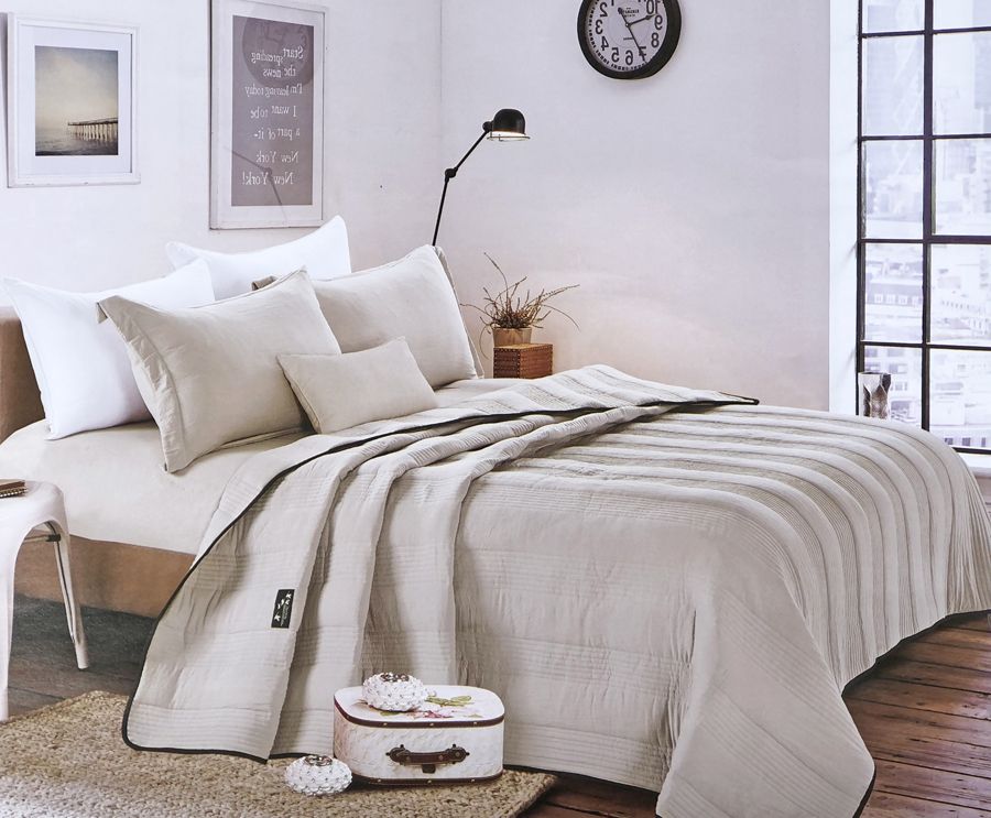 SMTE - King Size Bedspread / Quilt 110