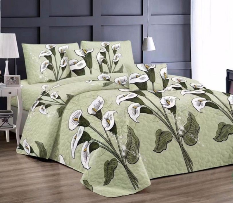 SMTE - White Flowered Bedspread 5 Piece Set / Quilt 197