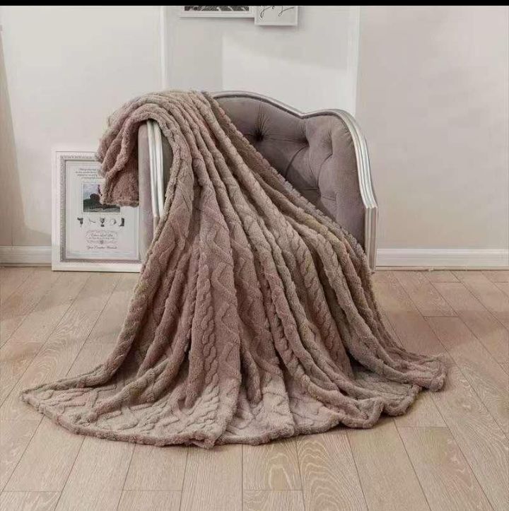 SMTE - Wrap Yourself in Cozy ComfortThe Magic of Fleece Blankets with KeyringBrown