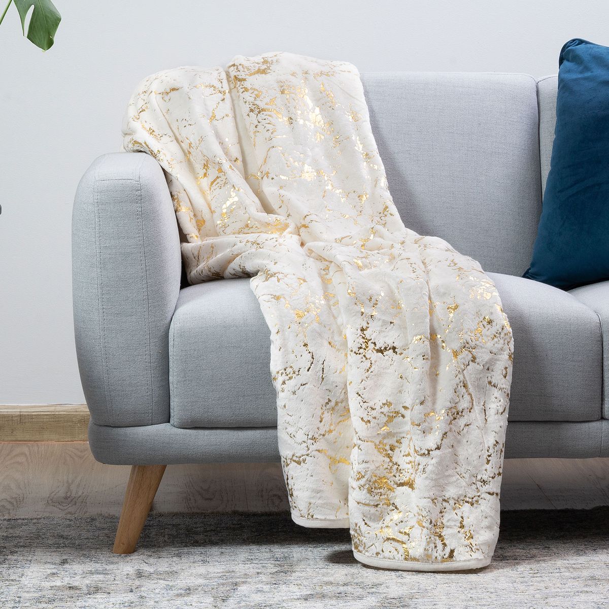 SMTE - Metalic Plush Throw - Cream White