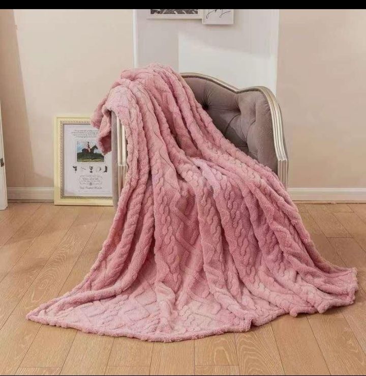 SMTE - Wrap Yourself in Cozy ComfortThe Magic of Fleece Blankets with KeyringPink