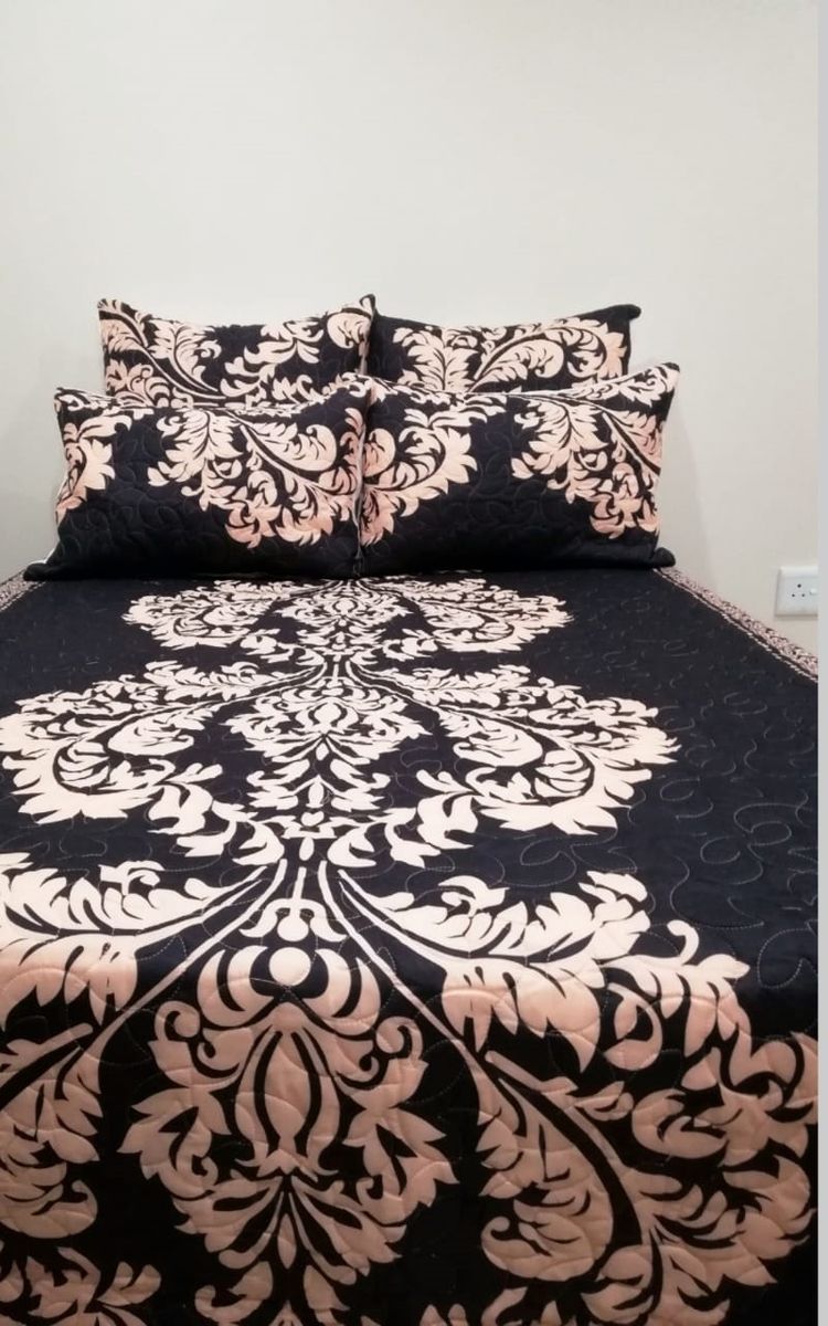 5 Piece Quilt Set Black Flowered Bedspread Set